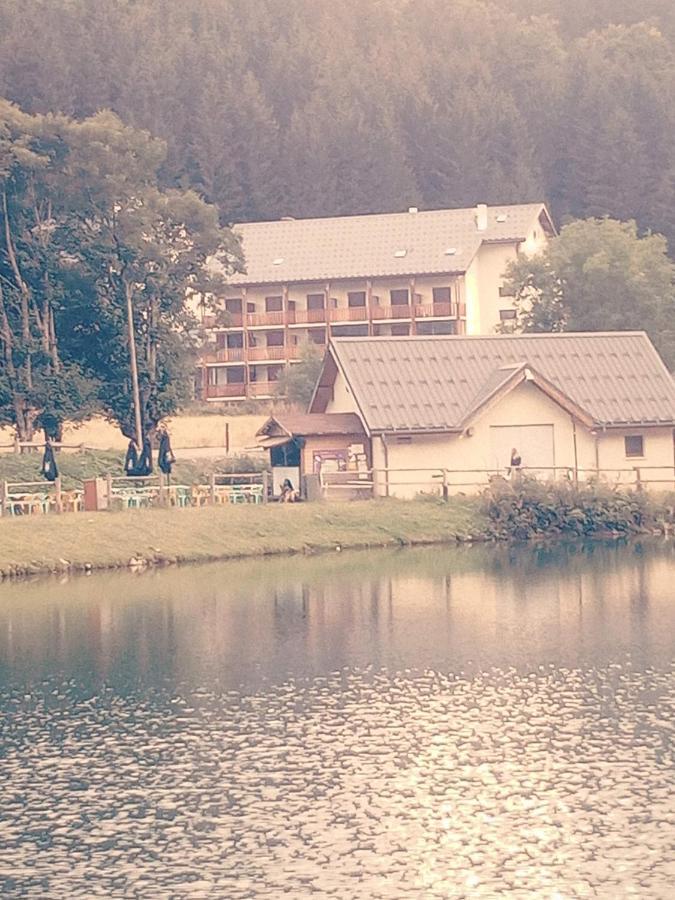 Au Calme Face Aux Montagnes Dans Station De