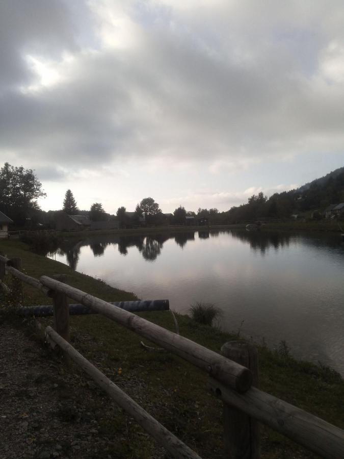 Au Calme Face Aux Montagnes Dans Station De La Morte