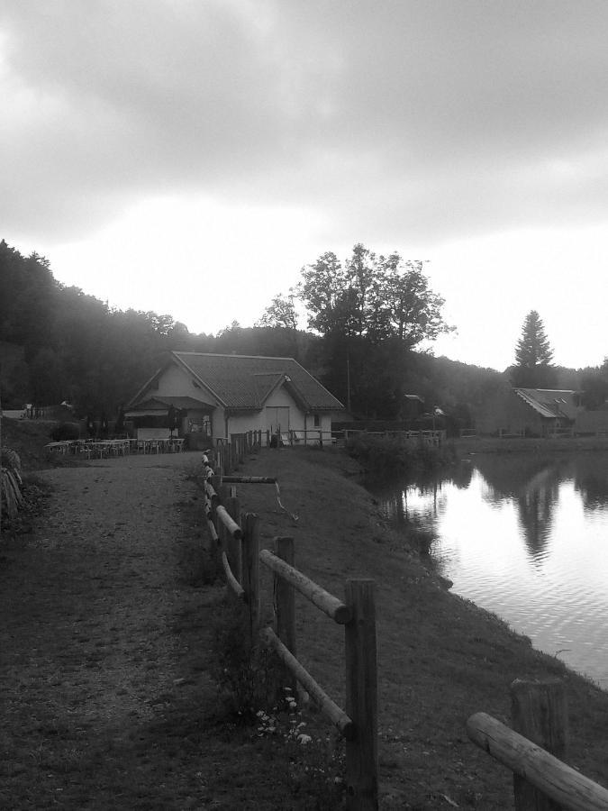 Au Calme Face Aux Montagnes Dans Station De La Morte