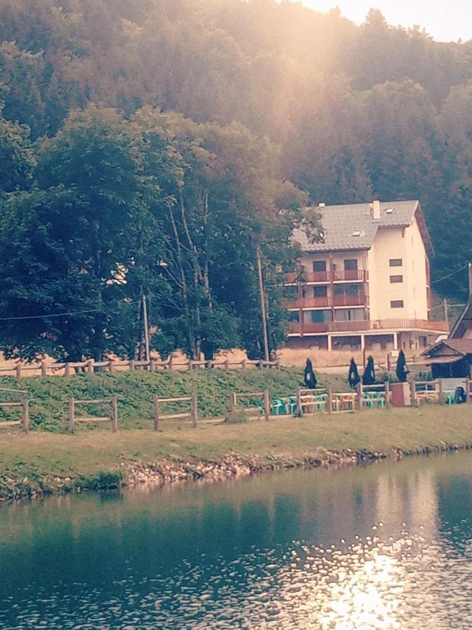 Au Calme Face Aux Montagnes Dans Station De * La Morte